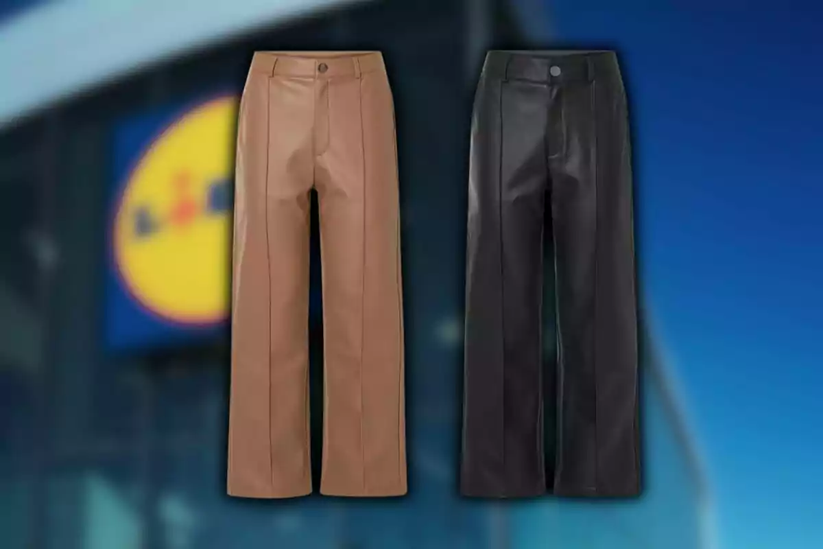 Dos pantalones de polipiel en color marrón y negro sobre un fondo desenfocado de una tienda Lidl.