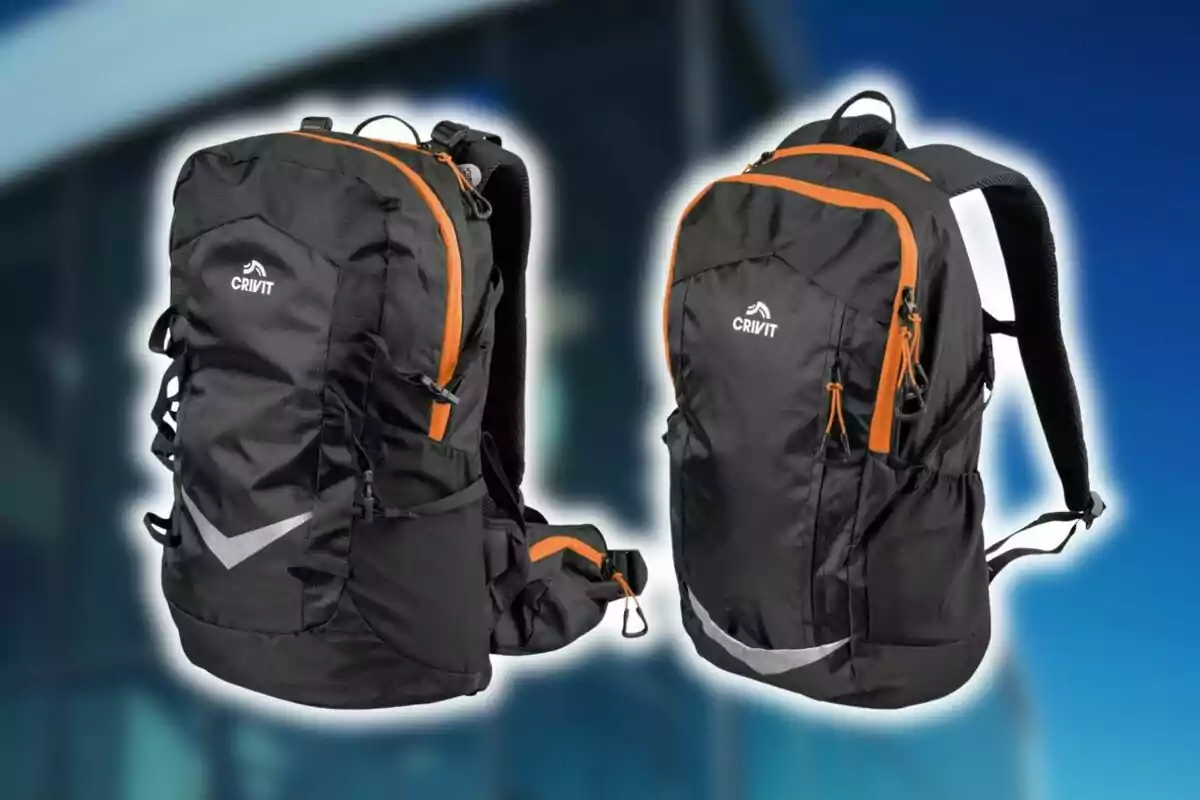 Dos mochilas negras con detalles naranjas y el logo de la marca Crivit sobre un fondo desenfocado azul, que es una tienda de Lidl. Dos mochilas negras con detalles naranjas y el logo de la marca Crivit sobre un fondo desenfocado azul, que es una tienda de Lidl.