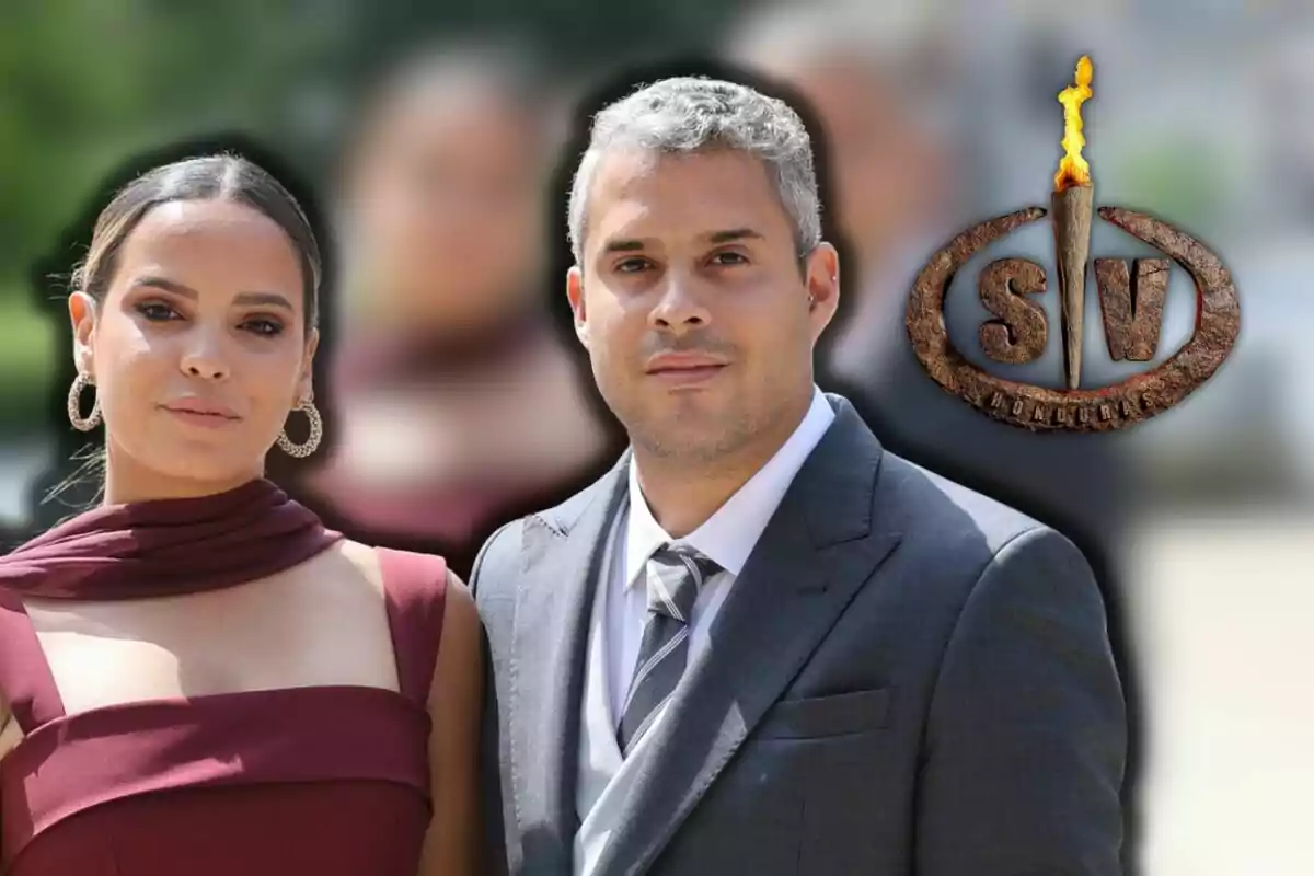 Gloria Camila i José Fernando, elegantment vestida, posen davant d’un fons desenfocat amb el logotip d’un programa de televisió que té una torxa encesa.