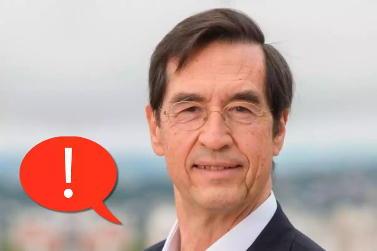 Mario Alonso Puig de cabell castany i ulleres amb un globus de diàleg vermell que conté un signe d'exclamació blanc