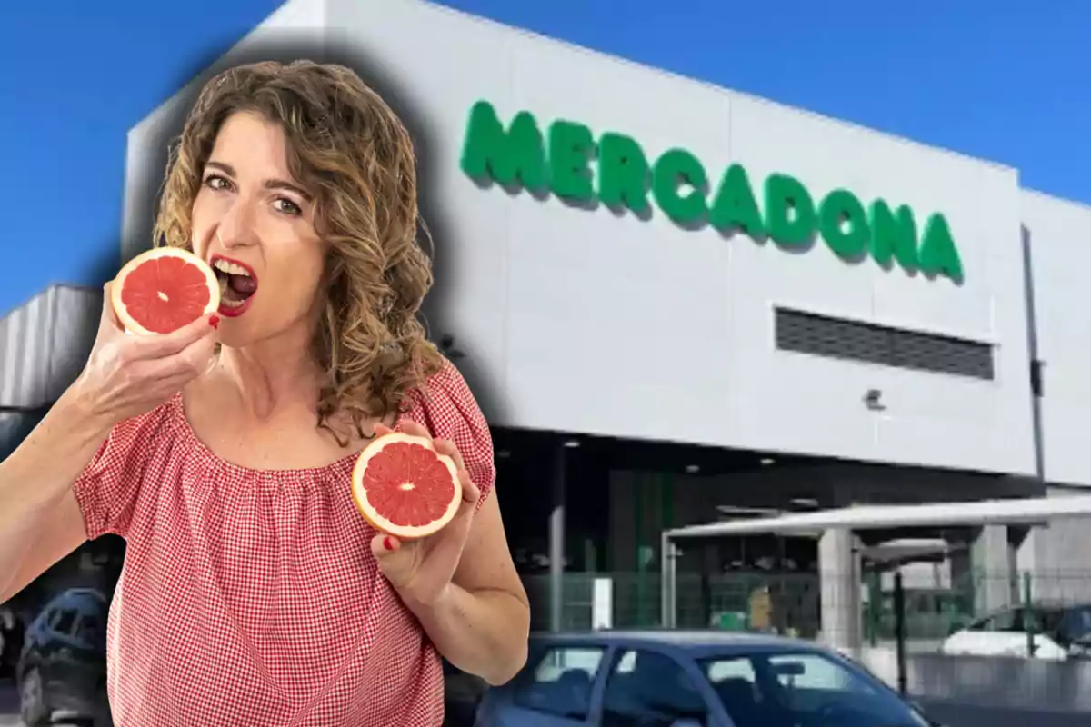 Mujer con blusa roja sostiene y muerde un pomelo frente a un supermercado Mercadona Mujer con blusa roja sostiene y muerde un pomelo frente a un supermercado Mercadona