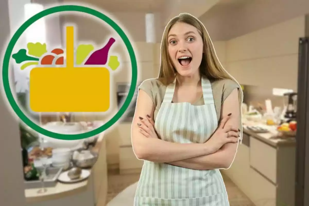 Mujer sonriente con delantal de rayas en una cocina moderna y un ícono de canasta de compras con alimentos al lado