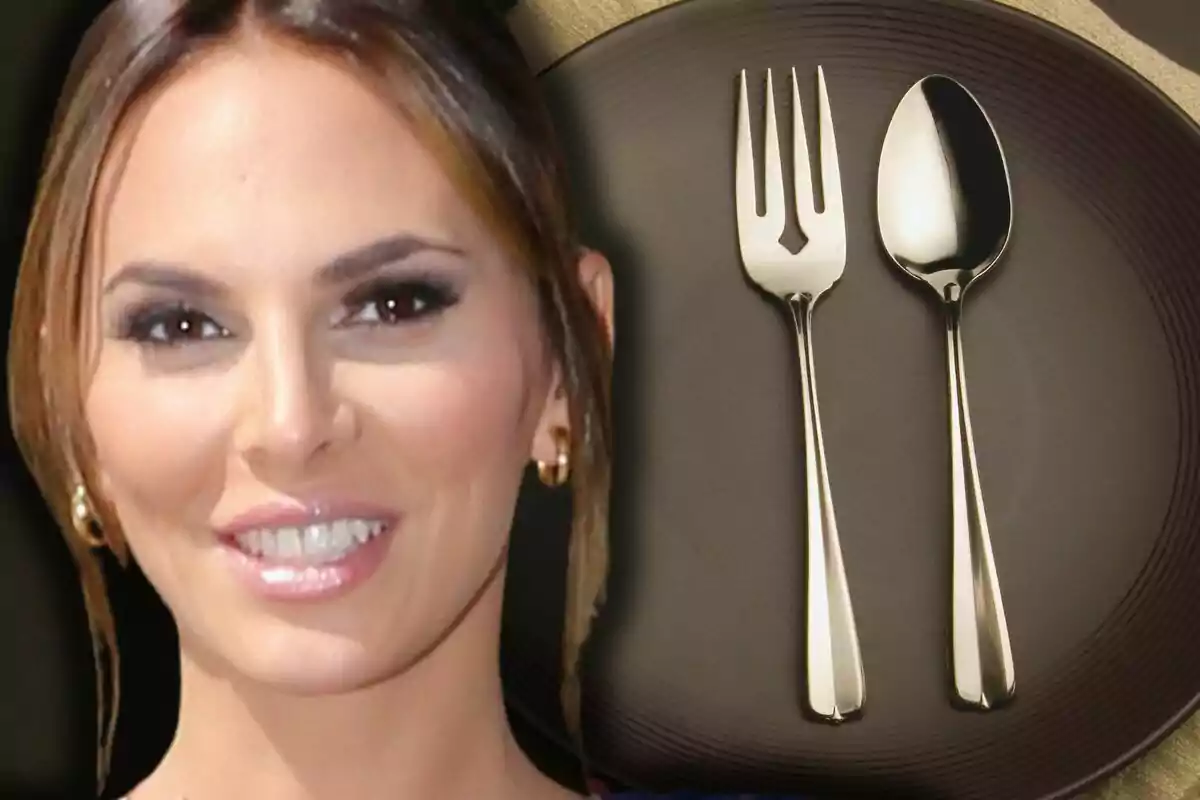 Una dona somrient apareix en primer pla al costat d’un plat fosc amb una forquilla i una cullera de metall col·locades a sobre. Una dona somrient apareix en primer pla al costat d’un plat fosc amb una forquilla i una cullera de metall col·locades a sobre.