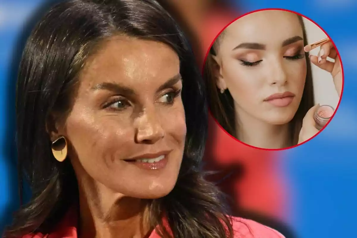 La reina Letizia con pendientes dorados y fondo azul, junto a un círculo que muestra a otra mujer con los ojos cerrados mientras le aplican sombra de ojos rosada La reina Letizia con pendientes dorados y fondo azul, junto a un círculo que muestra a otra mujer con los ojos cerrados mientras le aplican sombra de ojos rosada
