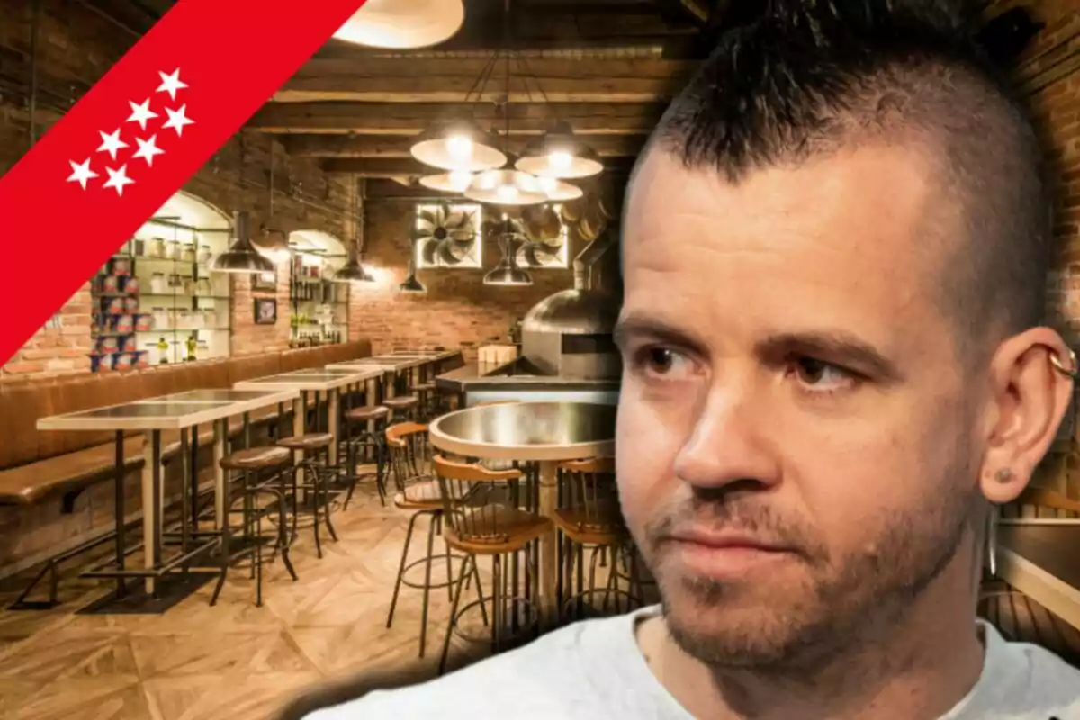 Dabiz Muñoz mirant cap a un costat amb el fons d’un restaurant d’estil industrial i una franja vermella amb estrelles a la cantonada superior esquerra Dabiz Muñoz mirant cap a un costat amb el fons d’un restaurant d’estil industrial i una franja vermella amb estrelles a la cantonada superior esquerra