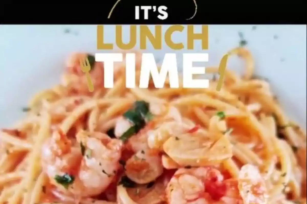 Publicación en Instagram de Paula Echevarría donde se ve un plato de pasta con gambas y tomate, acompañado del texto en inglés Publicación en Instagram de Paula Echevarría donde se ve un plato de pasta con gambas y tomate, acompañado del texto en inglés