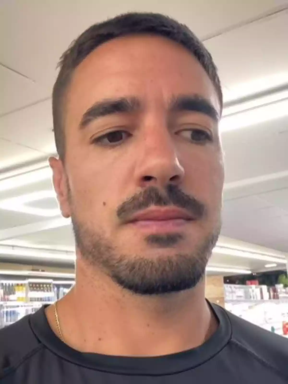 Mario Ortiz mirant cap avall dins d’una botiga Mario Ortiz mirant cap avall dins d’una botiga