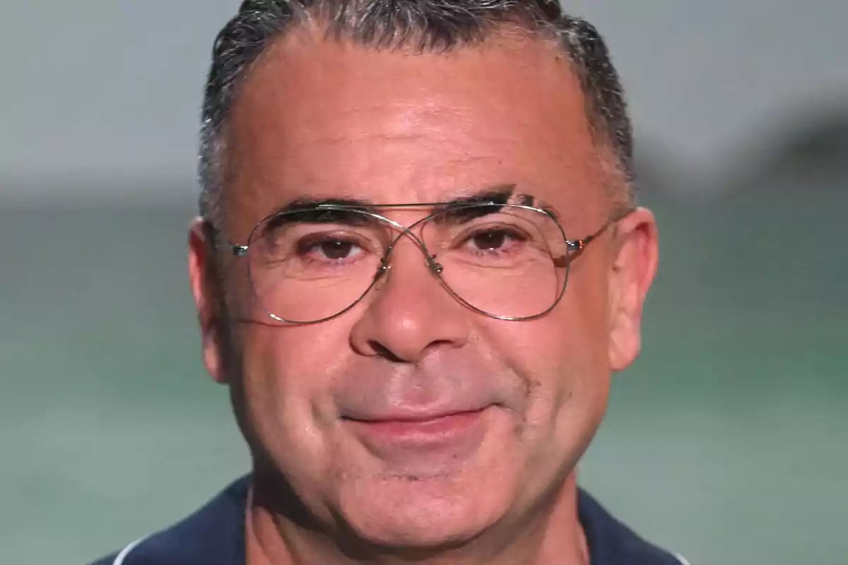 Jorge Javier Vázquez amb ulleres grans i cabell curt i canós somrient davant d’un fons desenfocat