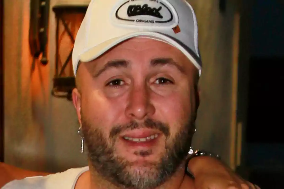 Kiko Rivera amb gorra blanca somrient lleument en un ambient interior il·luminat Kiko Rivera amb gorra blanca somrient lleument en un ambient interior il·luminat