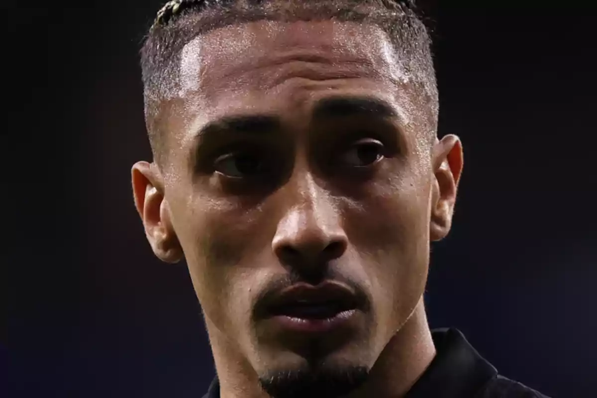 Primer pla de Raphinha amb expressió seriosa i gotes de suor al front Primer pla de Raphinha amb expressió seriosa i gotes de suor al front