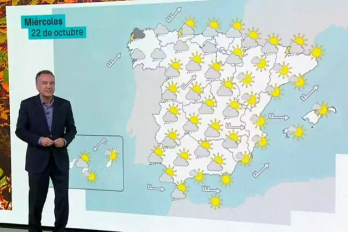 Roberto Brasero al costat d’un mapa d’Espanya que mostra la previsió meteorològica per al dimecres 22 d’octubre amb símbols de sol, núvols i pluges a diferents regions.