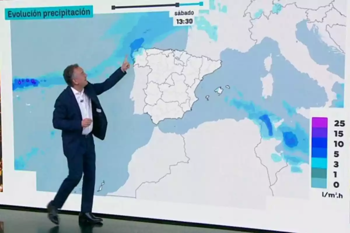 Roberto Brasero señalando un mapa del tiempo en un estudio de televisión mostrando la previsión de precipitaciones en la península ibérica y zonas cercanas para el sábado, 4 de octubre de 2025. Roberto Brasero señalando un mapa del tiempo en un estudio de televisión mostrando la previsión de precipitaciones en la península ibérica y zonas cercanas para el sábado, 4 de octubre de 2025.