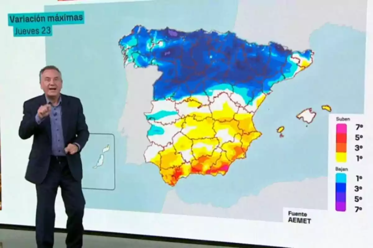 Roberto Brasero mostrant un mapa d’Espanya amb variacions de temperatura màxima representades en colors blau i groc.