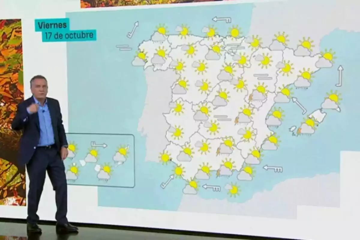 Roberto Brasero al costat d’un mapa d’Espanya amb símbols meteorològics que indiquen sol, núvols i pluges per al divendres 17 d’octubre.
