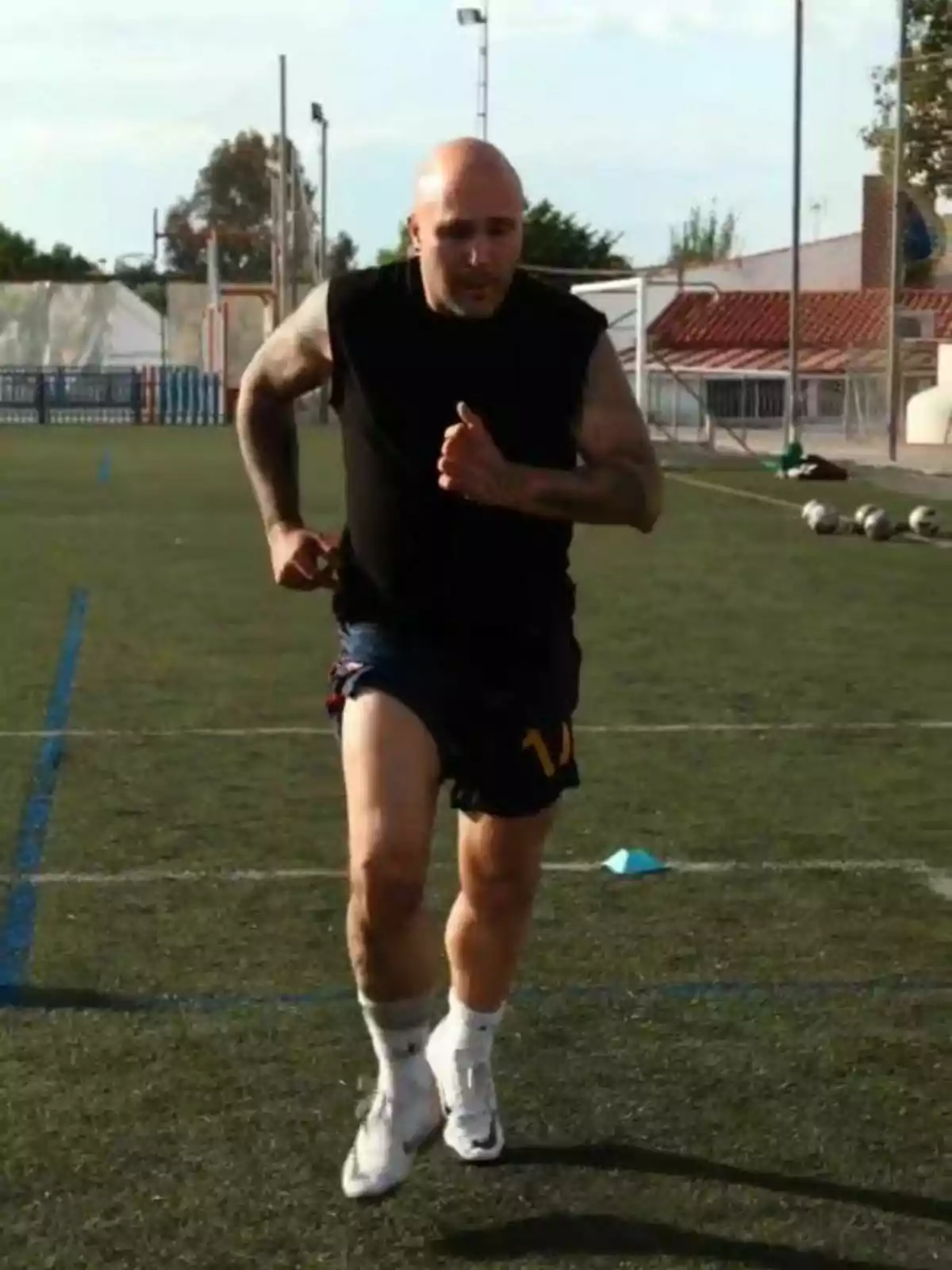 Kiko Rivera amb samarreta de tirants i tatuatges corrent en un camp de futbol durant un entrenament Kiko Rivera amb samarreta de tirants i tatuatges corrent en un camp de futbol durant un entrenament