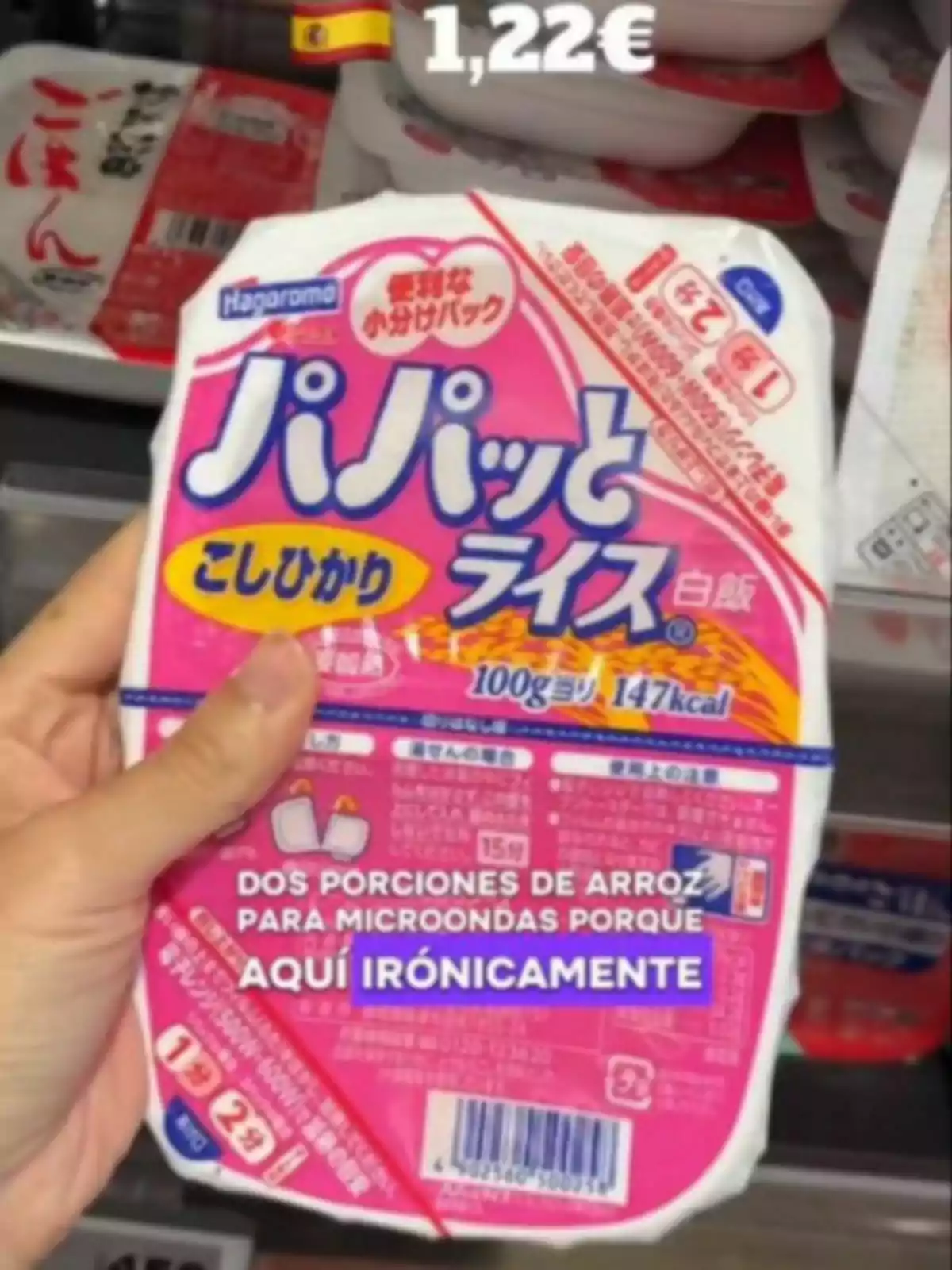 Persona sostenint un paquet d’arròs japonès instantani amb instruccions en japonès i text en espanyol que diu dues racions d’arròs per a microones perquè aquí irònicament en un supermercat amb preu d’1,22 euros Persona sostenint un paquet d’arròs japonès instantani amb instruccions en japonès i text en espanyol que diu dues racions d’arròs per a microones perquè aquí irònicament en un supermercat amb preu d’1,22 euros