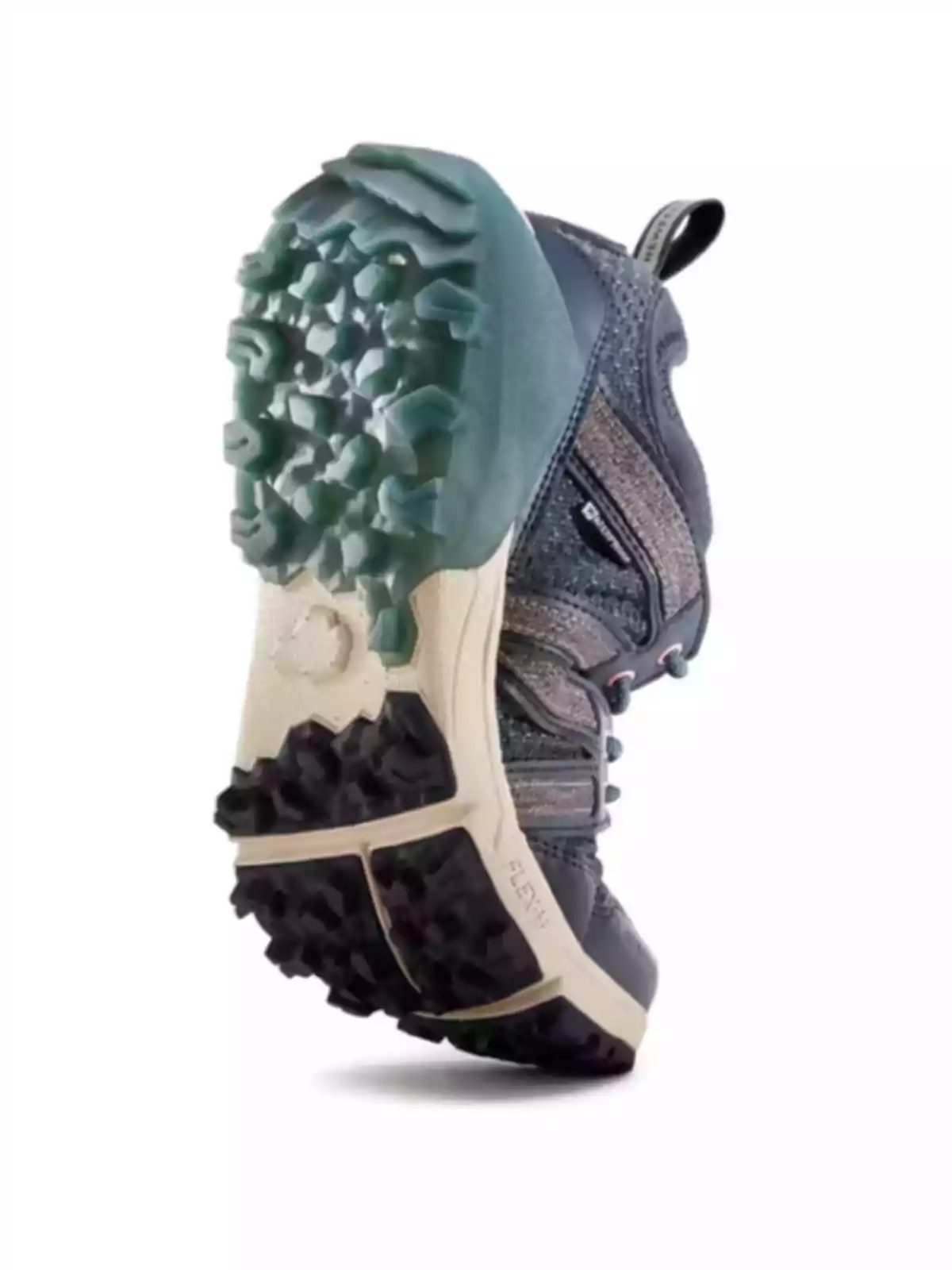 Sabata esportiva vista des de sota mostrant la sola amb tacs gruixuts i disseny robust per a una tracció superior Sabata esportiva vista des de sota mostrant la sola amb tacs gruixuts i disseny robust per a una tracció superior