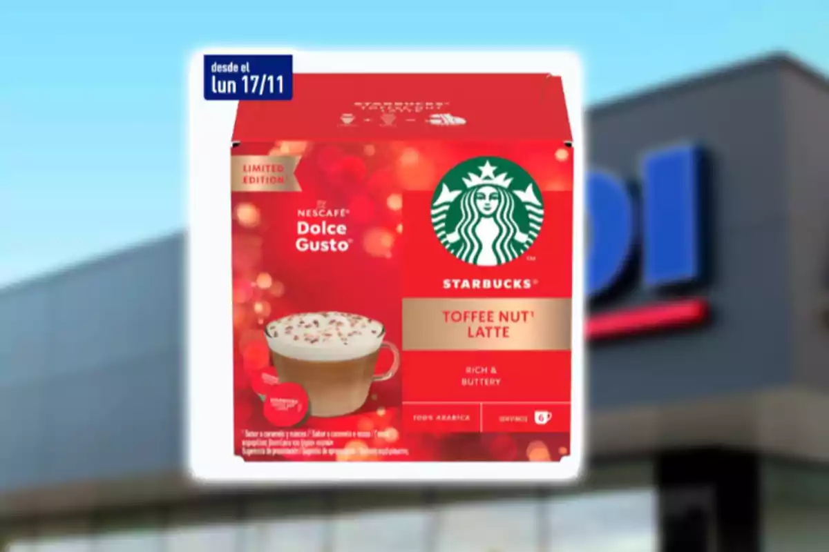 Caja de cápsulas Starbucks Toffee Nut Latte edición limitada para Nescafé Dolce Gusto sobre un fondo de tienda desenfocado con anuncio de disponibilidad desde el lunes 17 de noviembre
