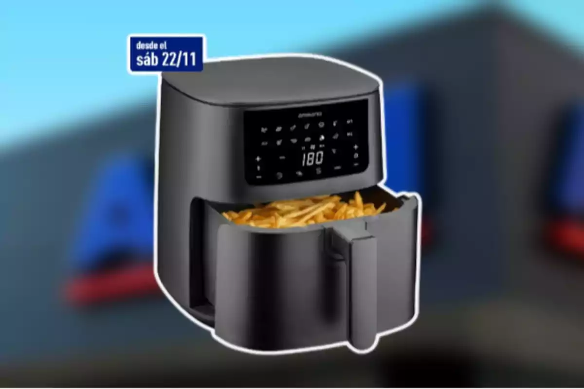 Freidora de aire negra con papas fritas en su interior y un letrero azul en la esquina superior izquierda que indica una fecha de disponibilidad