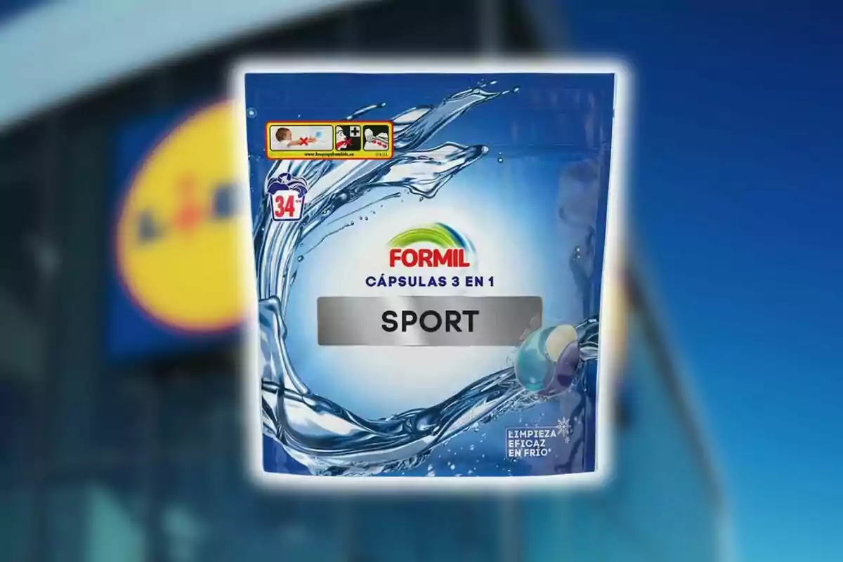 Bolsa de cápsulas de detergente Formil 3 en 1 Sport de Lidl frente a un fondo desenfocado de una tienda de la cadena. Bolsa de cápsulas de detergente Formil 3 en 1 Sport de Lidl frente a un fondo desenfocado de una tienda de la cadena.