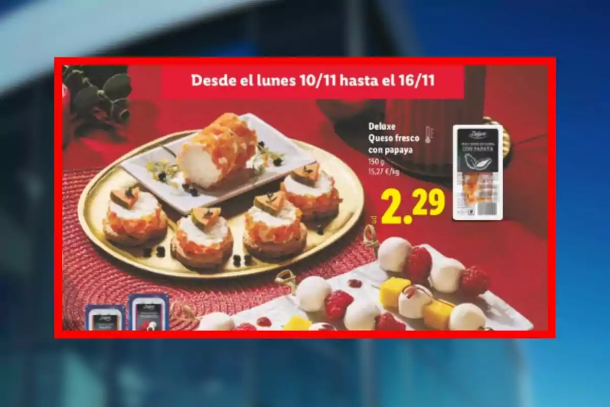 Folleto de Lidl en el que sale el queso fresco con papaya Deluxe en oferta por 2.29 euros del 10 al 16 de noviembre, acompañado de aperitivos y frutas en una mesa decorada en tonos rojos.