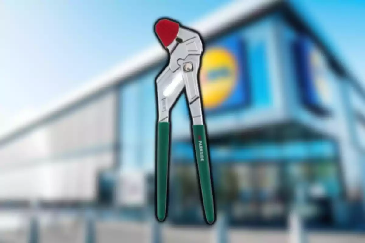 Pinza ajustable con mangos verdes y punta roja frente a una tienda desenfocada Pinza ajustable con mangos verdes y punta roja frente a una tienda desenfocada