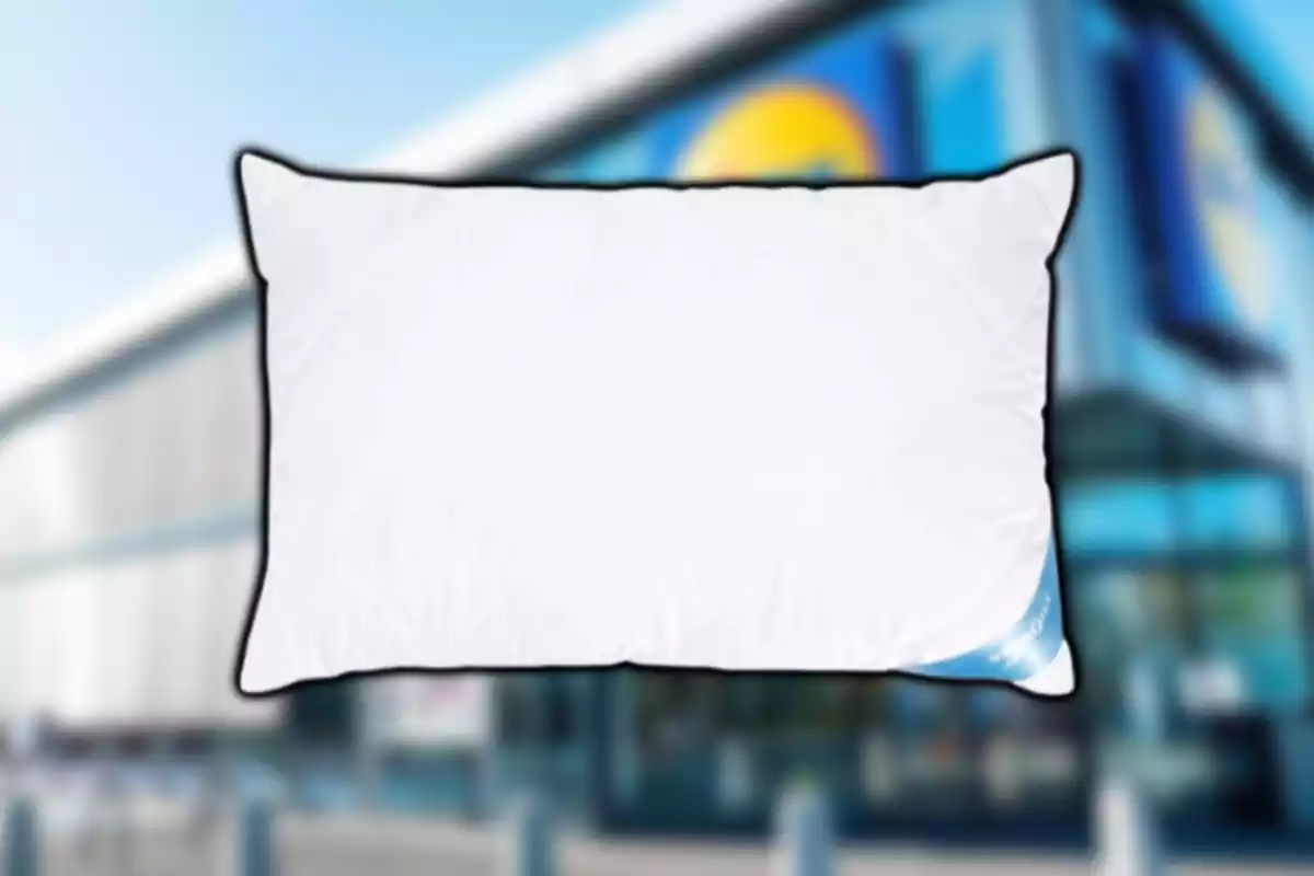 Almohada blanca sobre un fondo borroso de una tienda