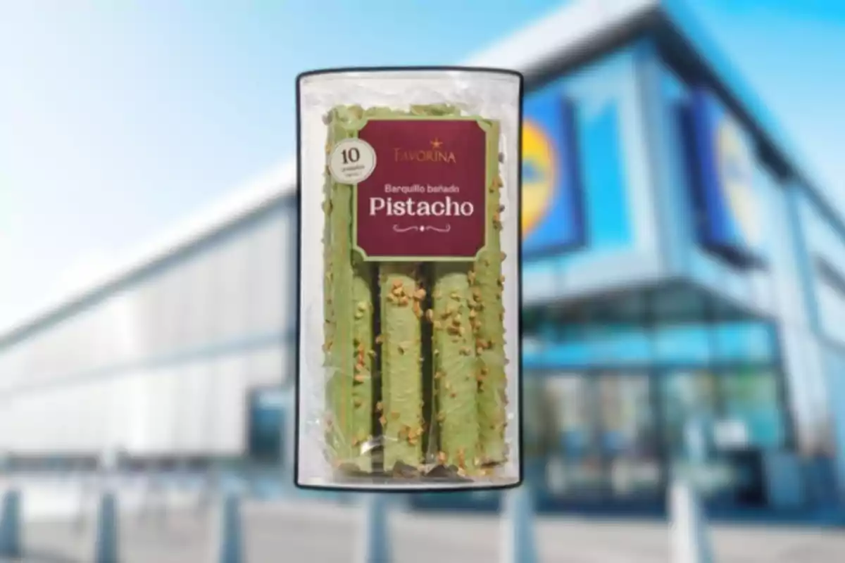 Paquete de barquillos bañados de pistacho Favorina frente a una tienda Lidl desenfocada Paquete de barquillos bañados de pistacho Favorina frente a una tienda Lidl desenfocada