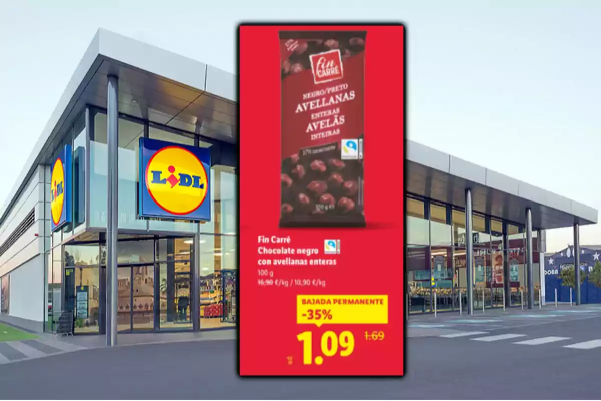 Fachada de un supermercado Lidl con un cartel promocional de chocolate negro con avellanas enteras Fin Carré en oferta a 1,09 euros Fachada de un supermercado Lidl con un cartel promocional de chocolate negro con avellanas enteras Fin Carré en oferta a 1,09 euros