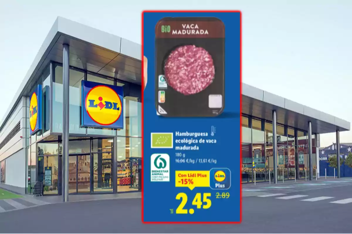 Façana de supermercat Lidl amb una promoció d’hamburguesa ecològica de vaca madurada a 2,45 euros destacada al centre de la imatge Façana de supermercat Lidl amb una promoció d’hamburguesa ecològica de vaca madurada a 2,45 euros destacada al centre de la imatge