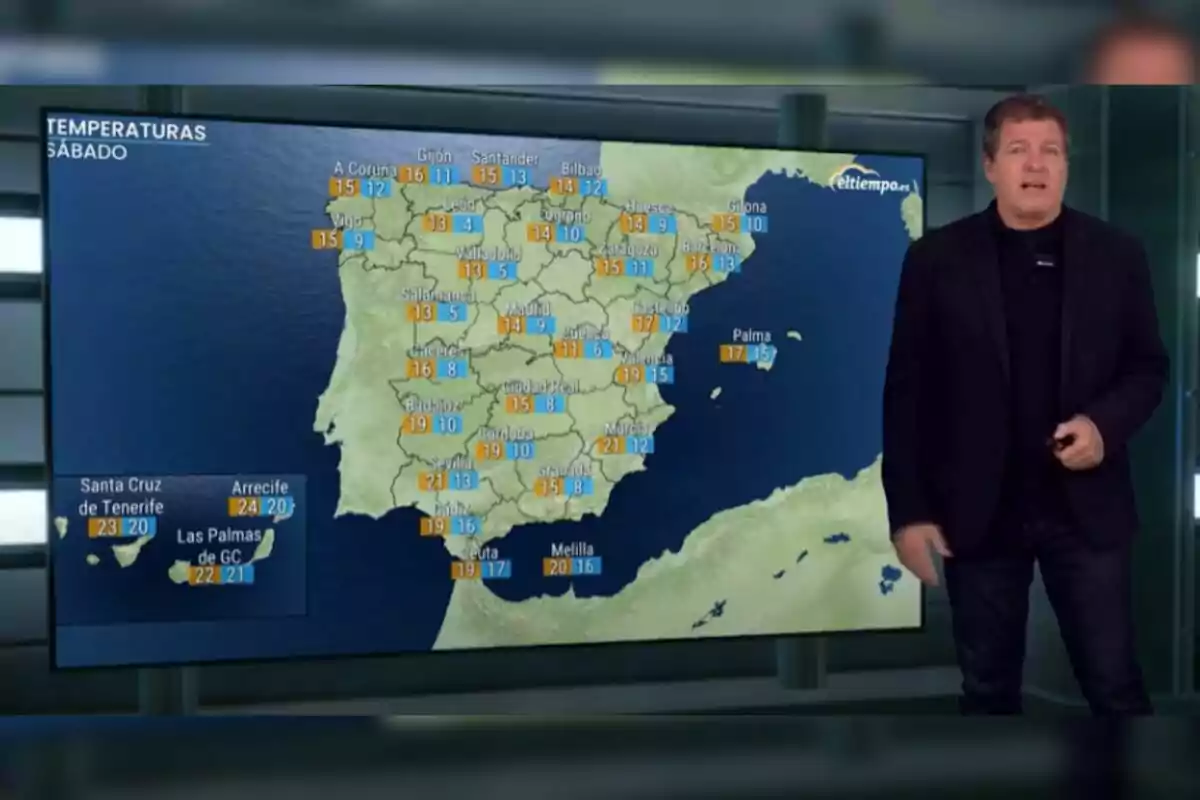 Presentador del temps, que és Mario Picazo, mostrant el mapa de temperatures d’Espanya en un estudi de televisió per al dissabte, 8 de novembre de 2025.