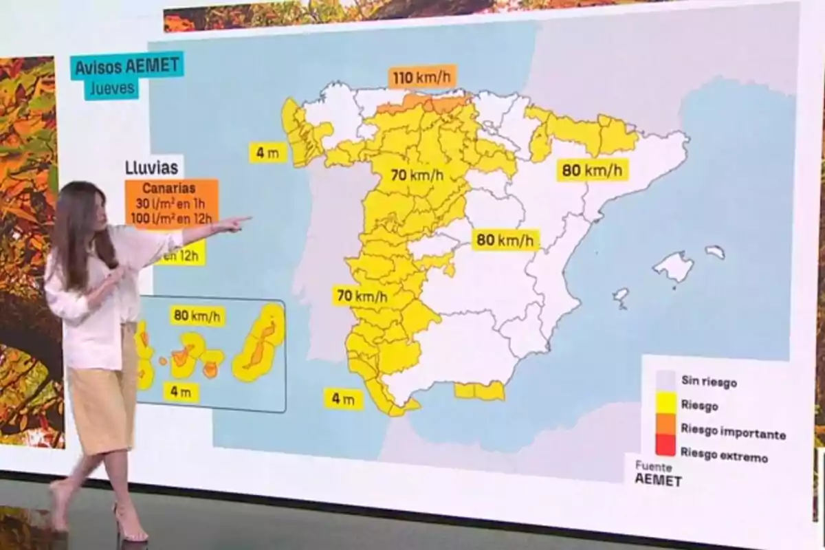 Mercedes Martín señalando un mapa de España con alertas meteorológicas de viento y lluvia en varias regiones, destacando zonas en amarillo y naranja según el nivel de riesgo para el jueves, 13 de noviembre de 2025. Mercedes Martín señalando un mapa de España con alertas meteorológicas de viento y lluvia en varias regiones, destacando zonas en amarillo y naranja según el nivel de riesgo para el jueves, 13 de noviembre de 2025.