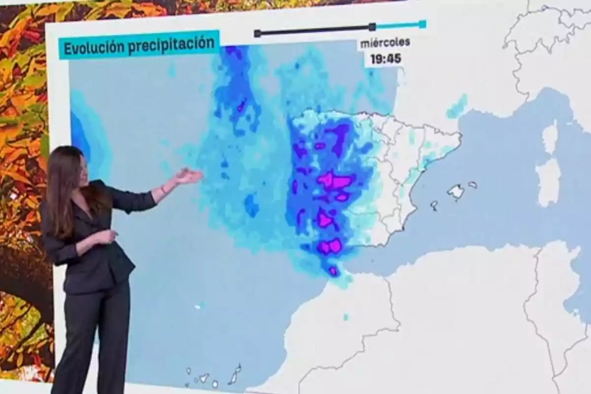 Mercedes Martín assenyalant un mapa d’Espanya amb zones de precipitacions intenses en colors blaus i morats per al dimecres, 5 de novembre de 2025.