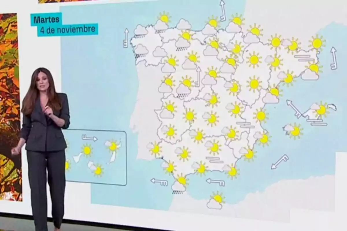 Mercedes Martín dempeus al costat d’un mapa d’Espanya que mostra la previsió meteorològica per al dimarts 4 de novembre amb símbols de sol i núvols a diferents regions.