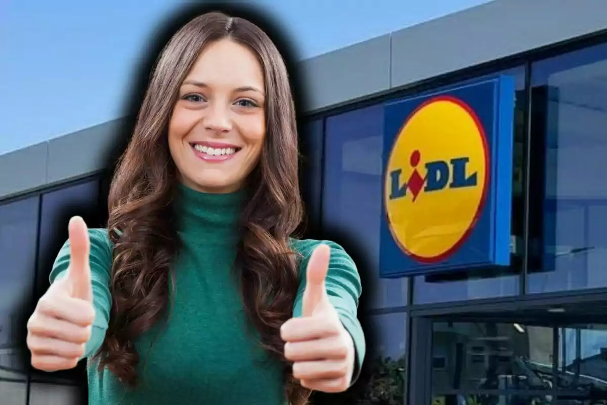 Mujer sonriente con pulgares arriba frente a una tienda Lidl. Mujer sonriente con pulgares arriba frente a una tienda Lidl.