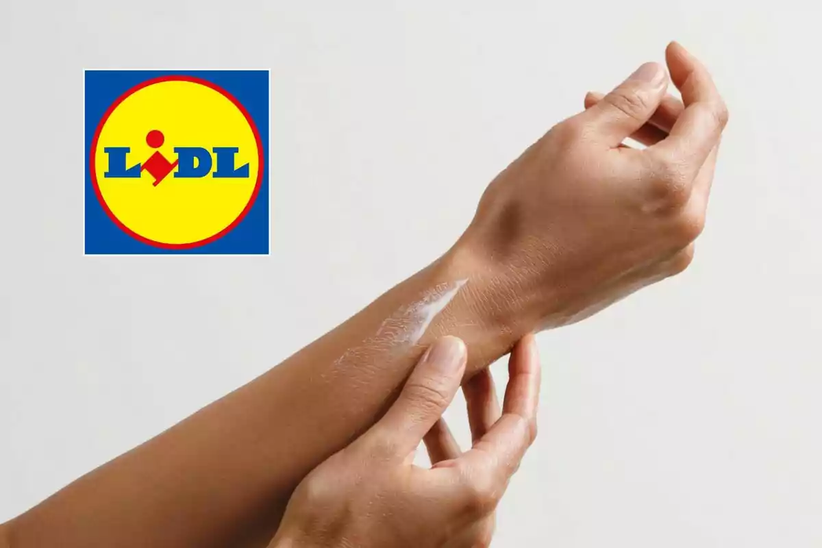 Mà aplicant crema a l’avantbraç amb el logotip de Lidl a la cantonada superior esquerra.