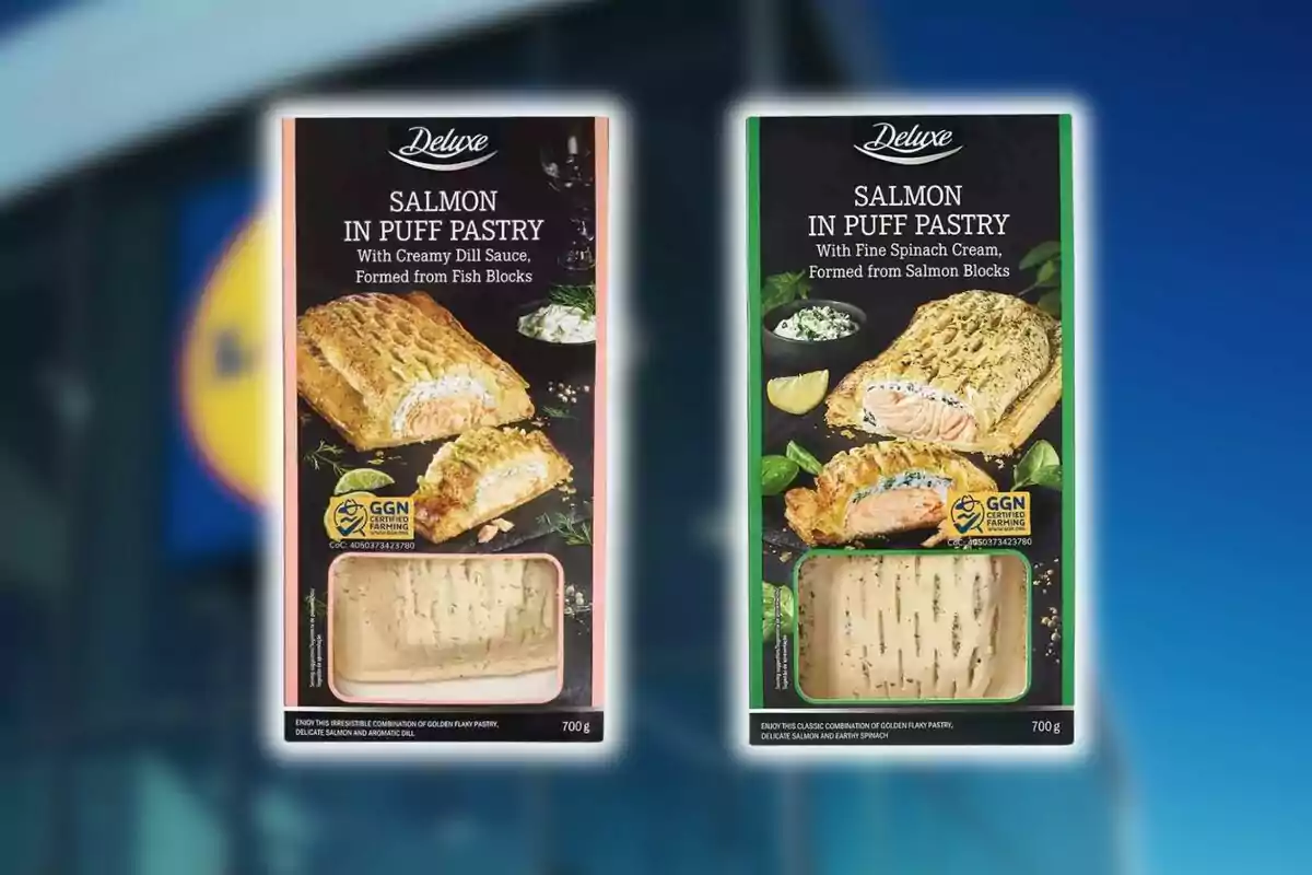 Dues caixes de salmó en pasta de full de la marca Deluxe de Lidl, una amb salsa d’anet i l’altra amb crema d’espinacs, ambdues amb una finestra que mostra el producte a l’interior sobre un fons desenfocat.