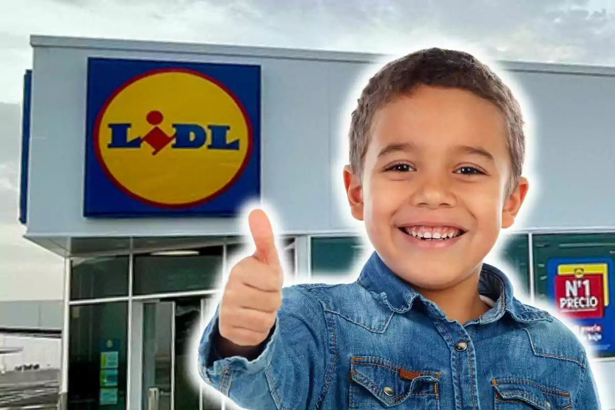 Niño sonriente con pulgar arriba frente a una tienda Lidl. Niño sonriente con pulgar arriba frente a una tienda Lidl.