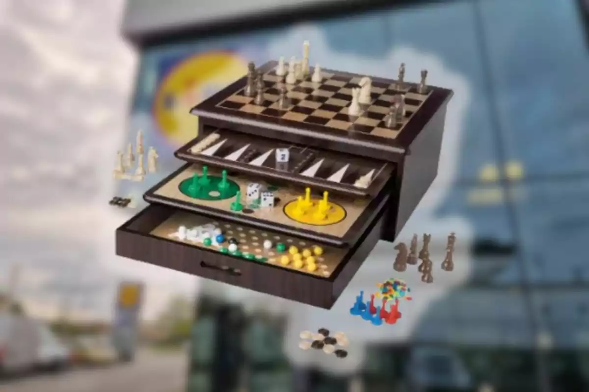 Caja de madera con varios compartimentos que contiene diferentes juegos de mesa como ajedrez, damas, parchís y backgammon, con piezas de colores distribuidas alrededor Caja de madera con varios compartimentos que contiene diferentes juegos de mesa como ajedrez, damas, parchís y backgammon, con piezas de colores distribuidas alrededor