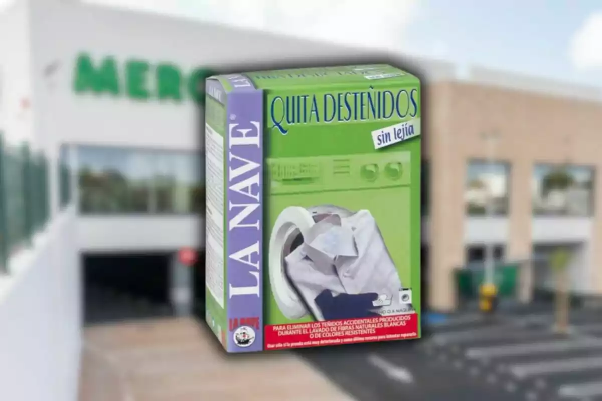 Caja de quitadesteñidos La Nave sin lejía frente a una tienda de supermercado desenfocada Caja de quitadesteñidos La Nave sin lejía frente a una tienda de supermercado desenfocada