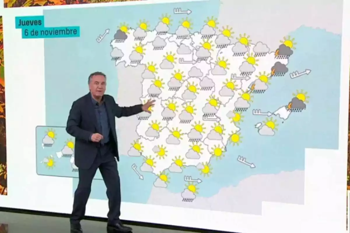 Roberto Brasero mostrant la previsió meteorològica d’Espanya en un mapa amb símbols de sol, núvols i pluja per al dijous, 6 de novembre.
