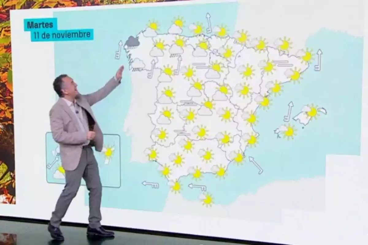 Roberto Brasero assenyalant un mapa d’Espanya amb símbols meteorològics que indiquen majoritàriament sol i alguns núvols al nord, corresponent a la previsió de dimarts, 11 de novembre de 2025.