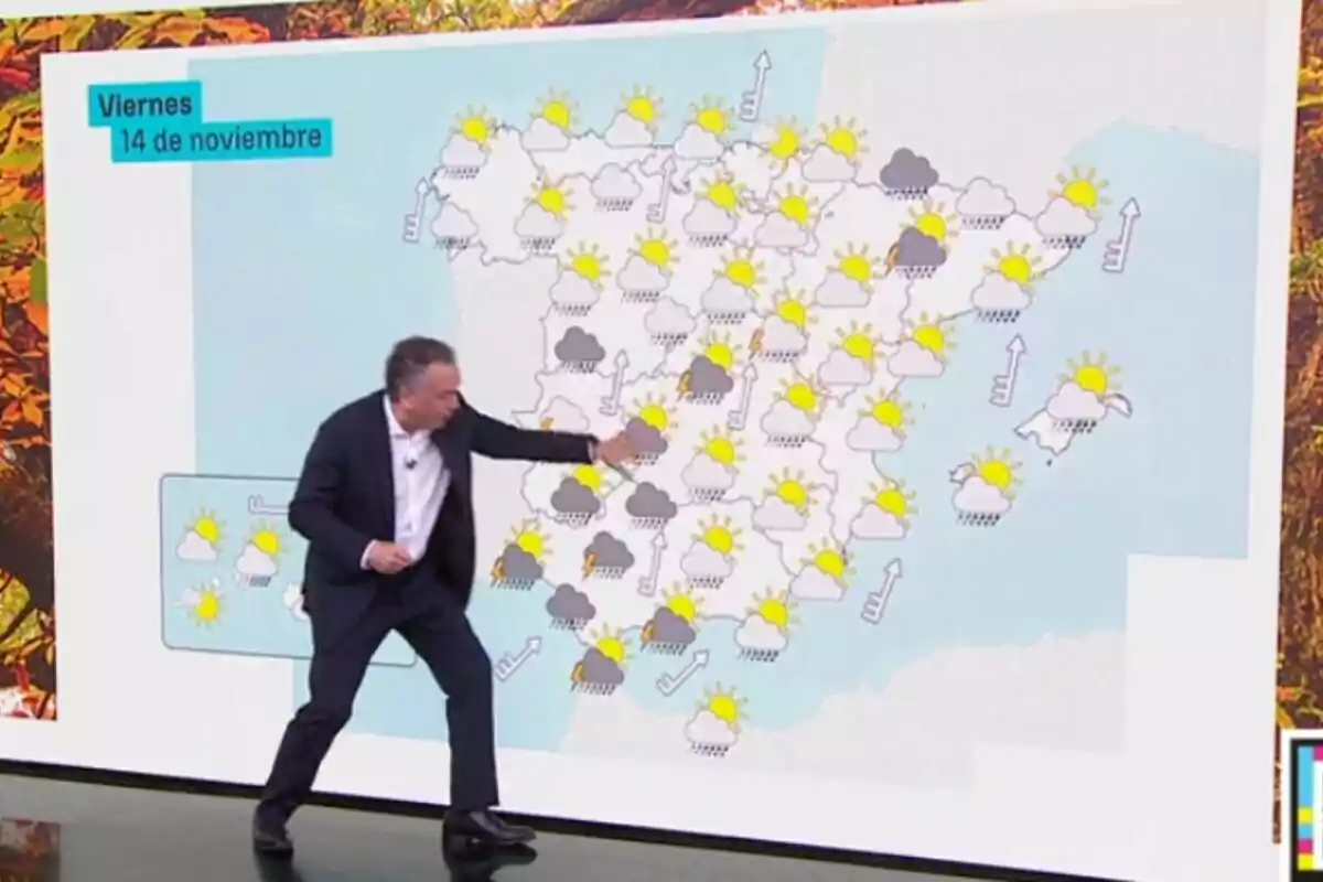 Roberto Brasero assenyalant un mapa d’Espanya amb símbols meteorològics que indiquen sol, núvols i pluges per al divendres 14 de novembre.