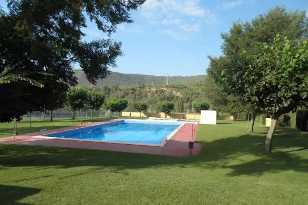 Imatge piscina exterior Callús