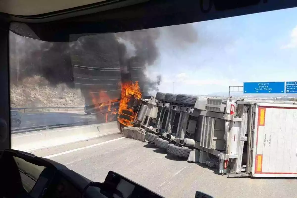 Imatge d'un camió accidentat a l'AP-7