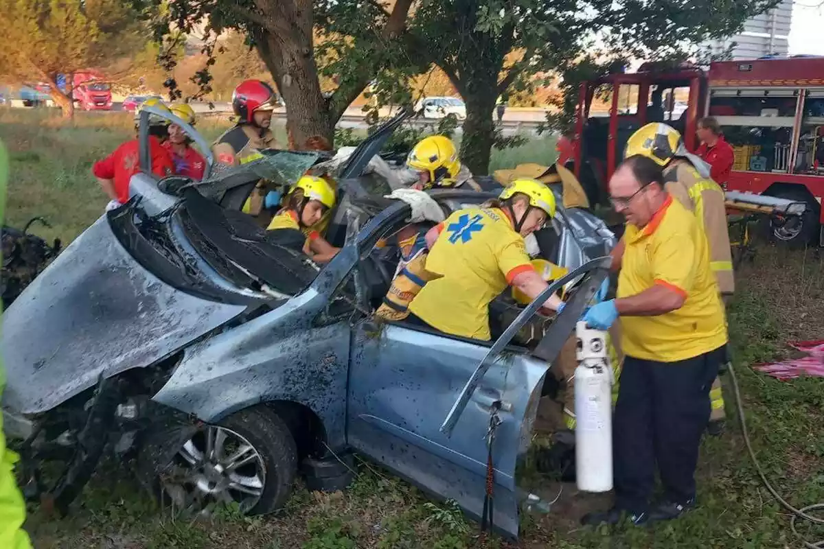 Imatge d'un cotxe totalment destrossat després de patir un accident