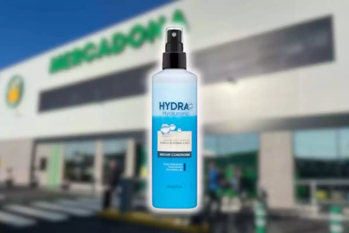 Pot esprai blau Hydra Hyaluronic sobre fons de Mercadona desenfocat Pot esprai blau Hydra Hyaluronic sobre fons de Mercadona desenfocat