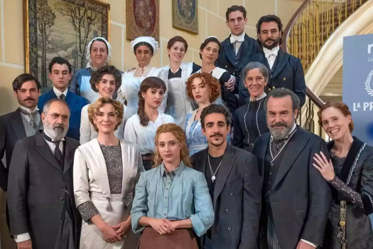 Imatge promocional de la sèrie 'La Promesa' de RTVE on apareixen tots els actors i actrius de l'elenc Imatge promocional de la sèrie 'La Promesa' de RTVE on apareixen tots els actors i actrius de l'elenc