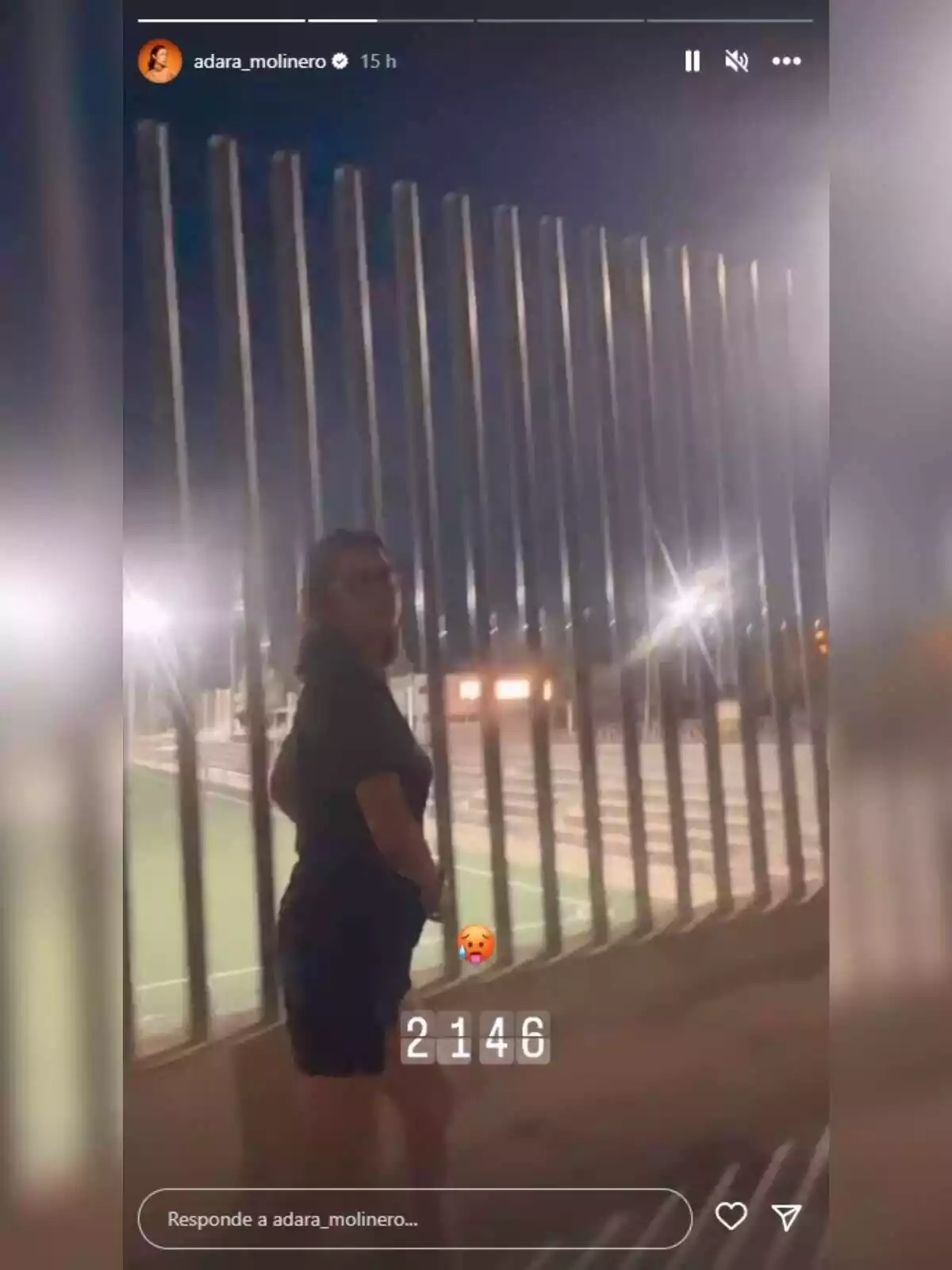 Storie d'Adara Molinero a Instagram amb Elena Rodríguez passant pel costat d'un camp de futbol el 22 d'agost de 2023