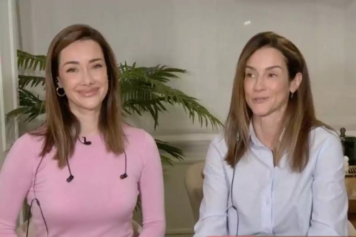 Adara Molinero i Elena Rodríguez somriuen mentre estan assegudes en un ambient interior amb plantes al fons.